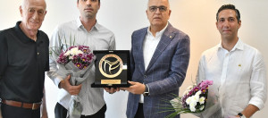 TVF Başkanı Üstündağ'dan Umut Çakır ve Mert Karatop'a Çiçek ve Plaket