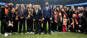 Avrupa Şampiyonu Galatasaray Daikin Voleybol Takımı Futbol Seyirci Önünde Alkışlandı