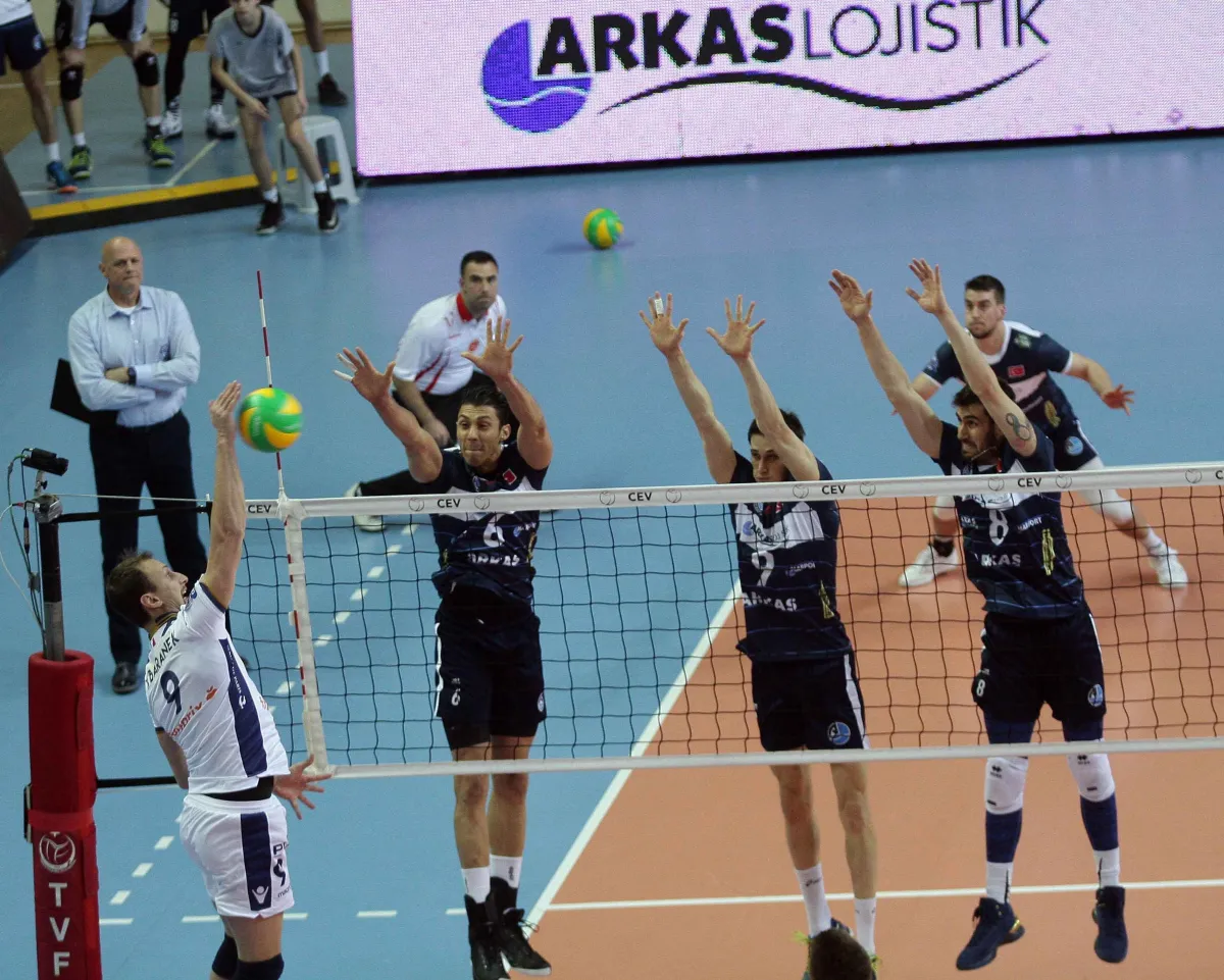 Arkas Paris Volley'in Belalısı Oldu. İzmir'deki Rövanş Maçını da 3-2 Kazandı.