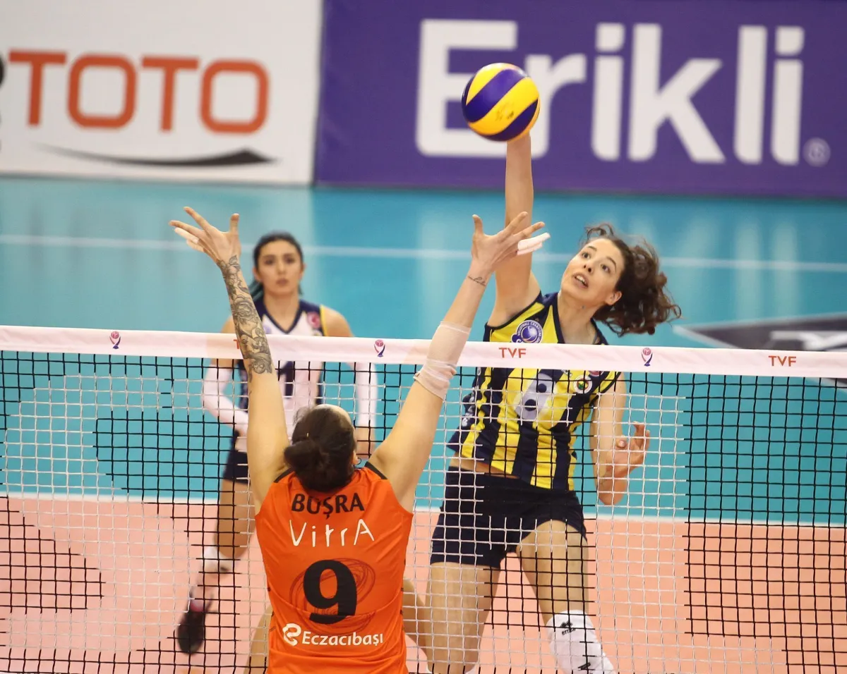 Fenerbahçe , Eczacıbaşı VitrA'yı Ayazağa'da 3-2 yendi.
