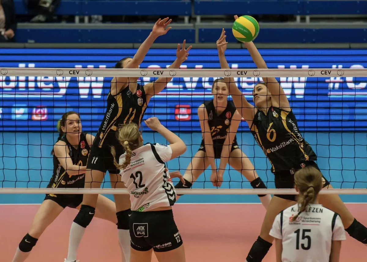 VakıfBank Şampiyonlar Ligi’nde de yenilgisiz, Alman Dresdner'i Deplasmanda da 3-0 Yendiler.