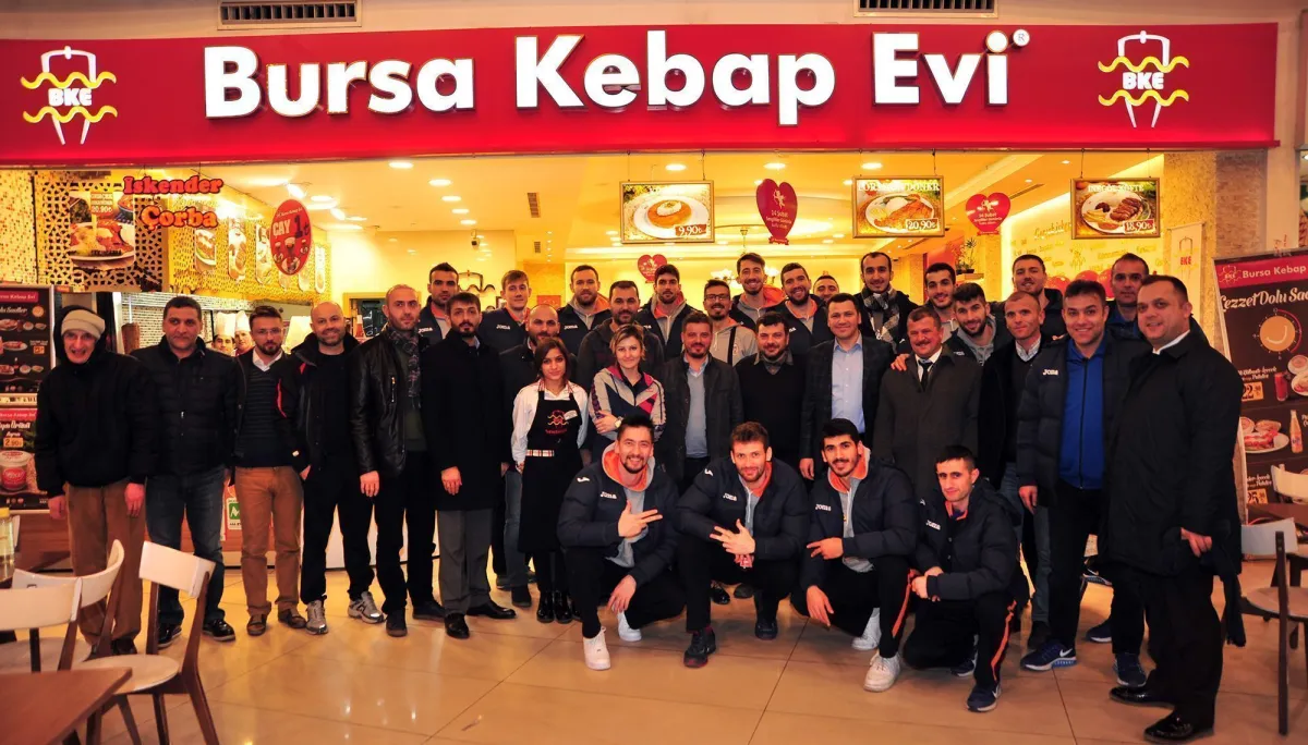 İnegöllü Voleybolculara Bursa Kebap Evi'nden Ziyafet