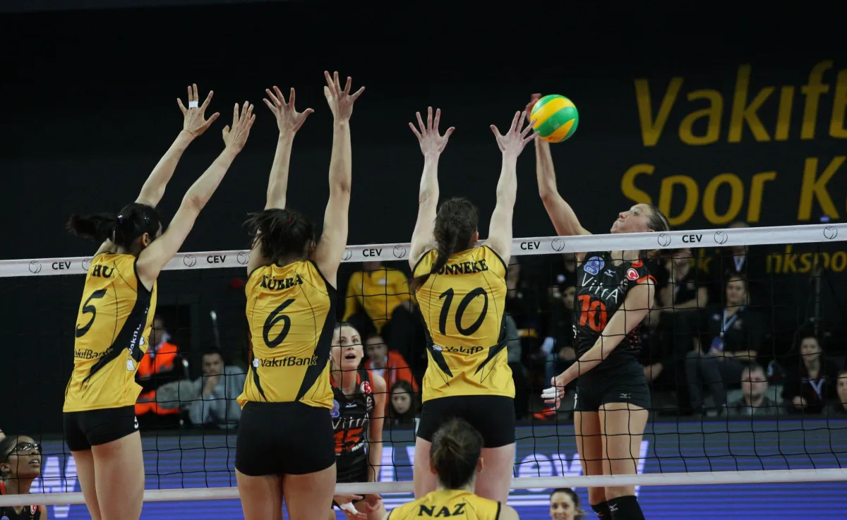 VakıfBank Yenilgisiz Çeyrek Finale Yükseldi