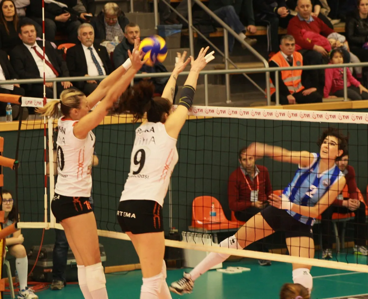 Eczacıbaşı VitrA, Sarıyer Belediyespor'u 3-1 Mağlup Etti ve İlk Bölümü Galibiyetle kapadı