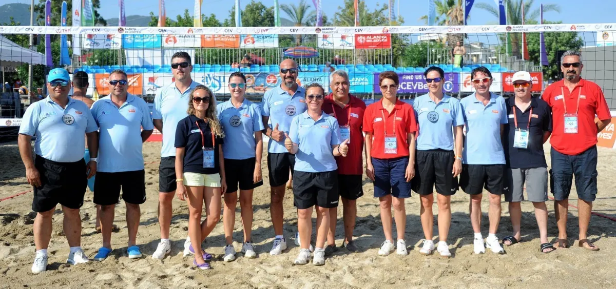 Plaj Voleybolu Hakemlerimize Terfi Kokartlarını TVF Başkan Vekili Alper Sedat Aslandaş Takdim Ett