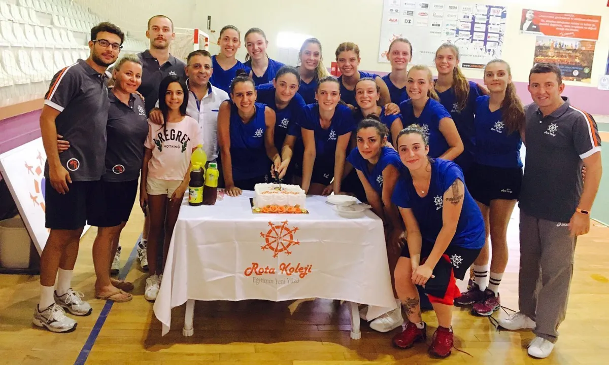Rota Koleji' Voleybolcularından Pastalı Açılış