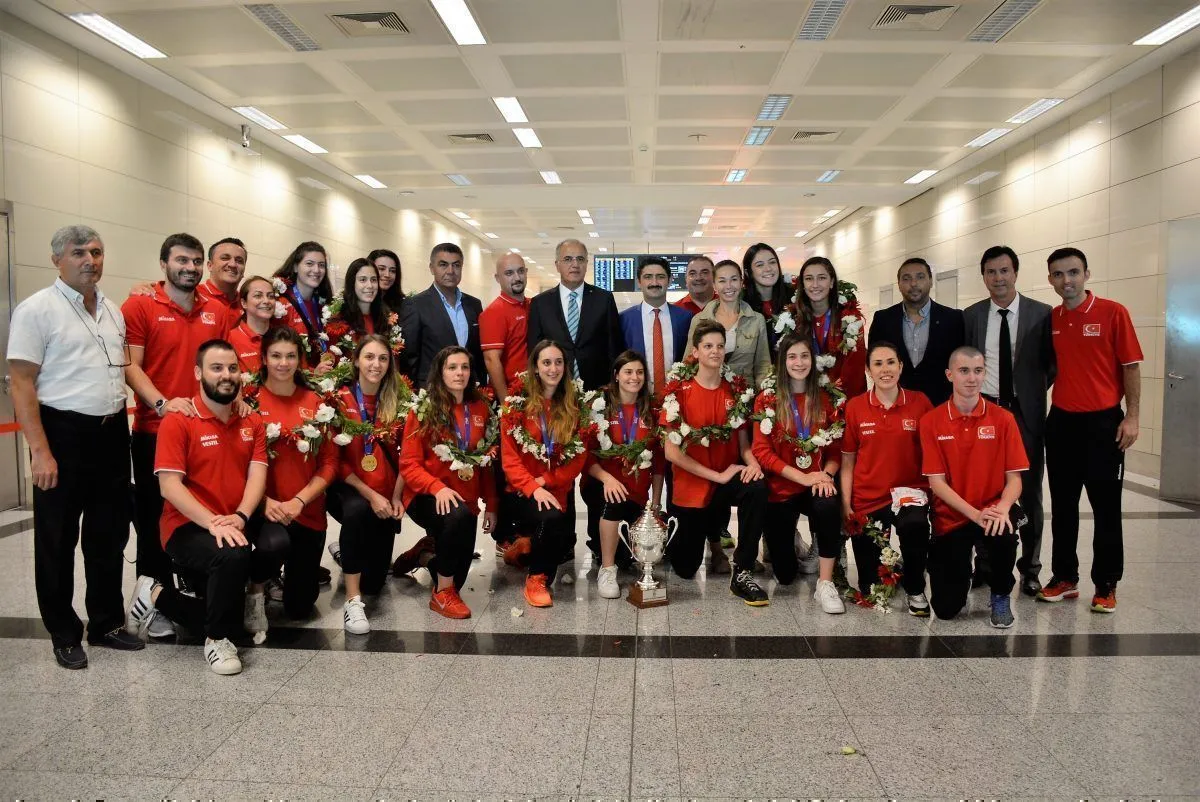 Şampiyon Genç Kızlarımız Çiçeklerle Karşılandı