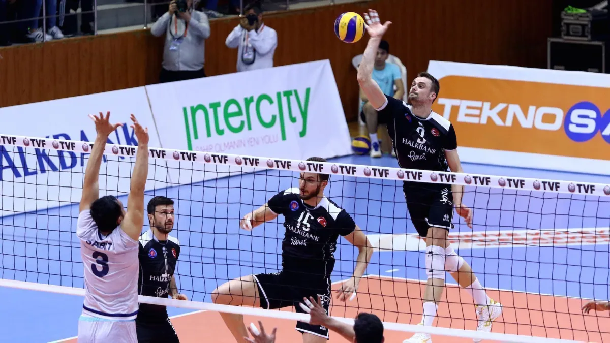 Fenerbahçe'yi 3-1 mağlup eden Halkbank Şampiyonluk Kupası'nı Kovalamaya Devam Etti