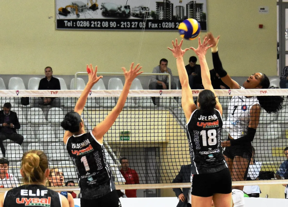 Eczacıbaşı, Halkbank deplasmandan 3 Puan Çıkardı Vakıfbank Bir Puan Bıraktı