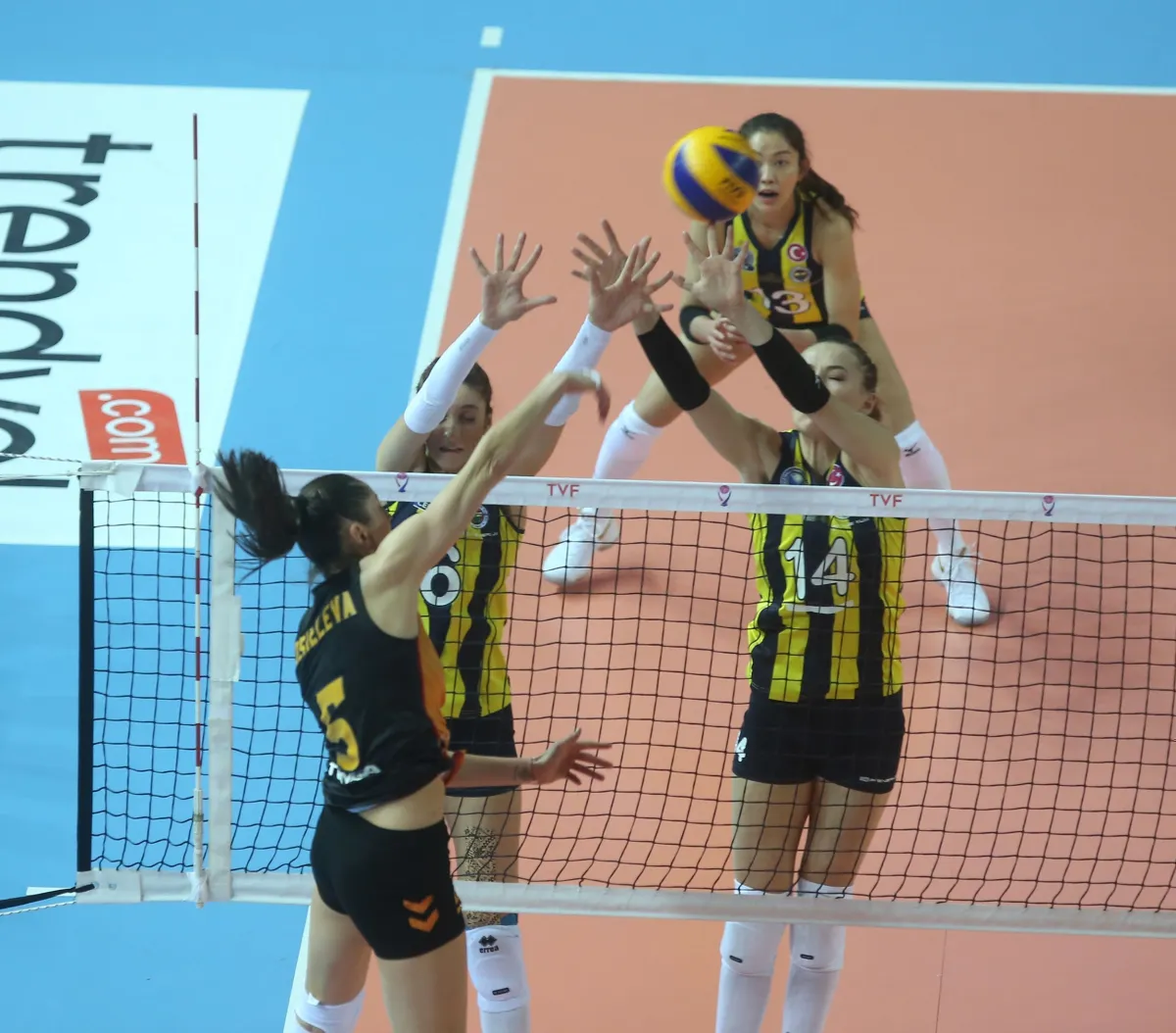 Zevkli ve Çekişmeli Maçta Fenerbahçe, Galatasaray'ı 3-1 Mağlup Etti