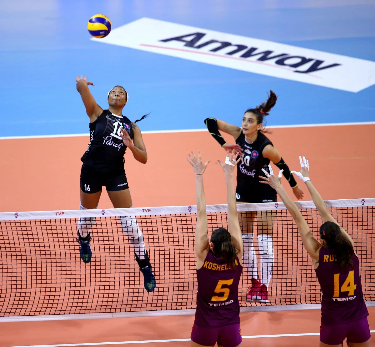Vestel Venüs Sultanlar Ligi’nin 8.haftasında, Ankara’da oynanan karşılaşmada Halkbank, Galatasaray’a 3-2 mağlup oldu.