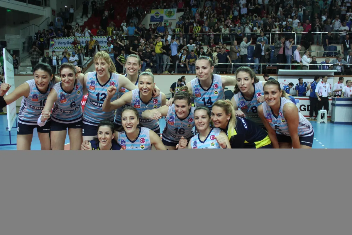 Fenerbahçe Grundig, Eczacıbaşı VitrA’yı 3-2 yenerek 2-2’de 2 Yaptı.. Vakıfbank ve Fenerbahçe Grundig  yarın liderlik için karşı karşıya gelecekler.