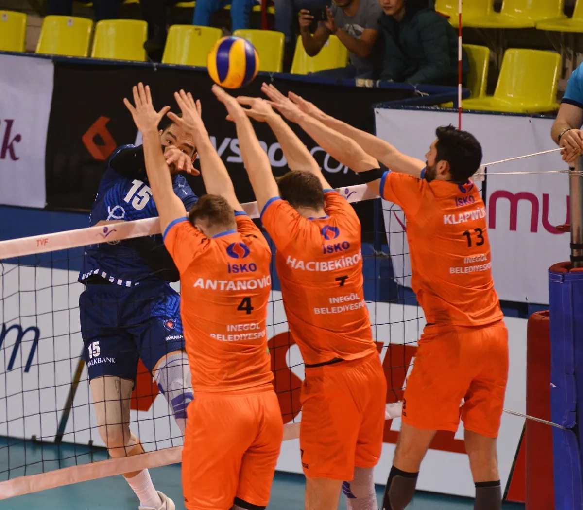 İnegöl’de üç puan Halkbank’ın