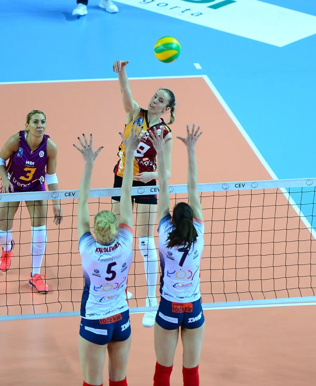 Galatasaray, Dinamo Moskova'dan sonra Polonya'nın Lodz takımını da yendi.