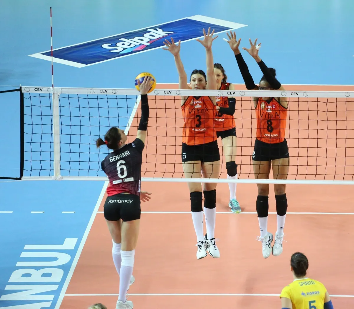 EczacıbaşıbCEV Cup'ta bir adım öne geçti