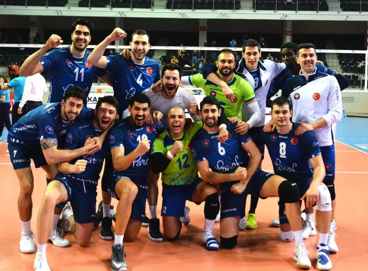 Halkbank zirvede tek başına Arkas'ı İzmir'de 3-2 Yendiler