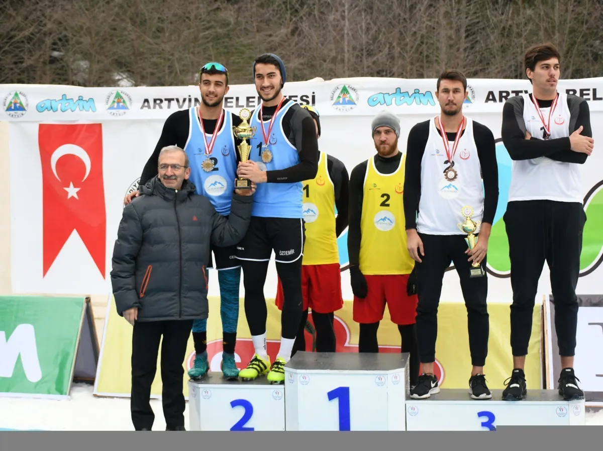 Kar Voleybolunda Kürsüye Çıkanlar Ödüllerini Aldı