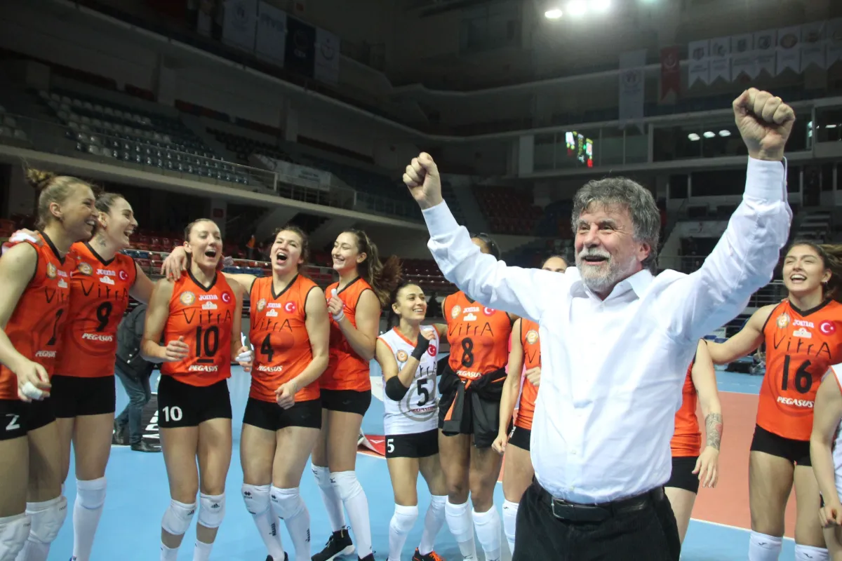 Eczacıbaşı SK Başkanı Faruk Eczacıbaşı" Bu işin sonu kupayı elimize almak"