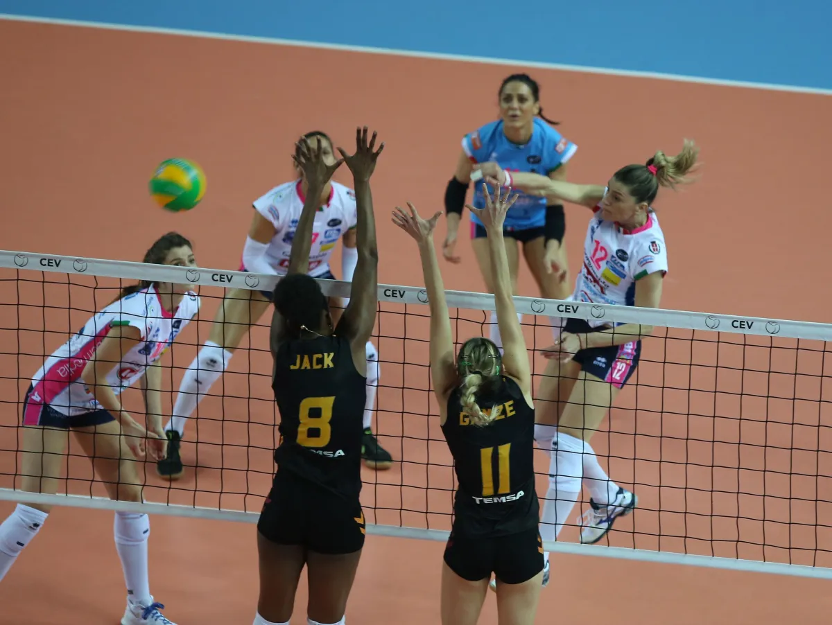 GalatasaraylıKızlar Final Şansını Zora Soktu