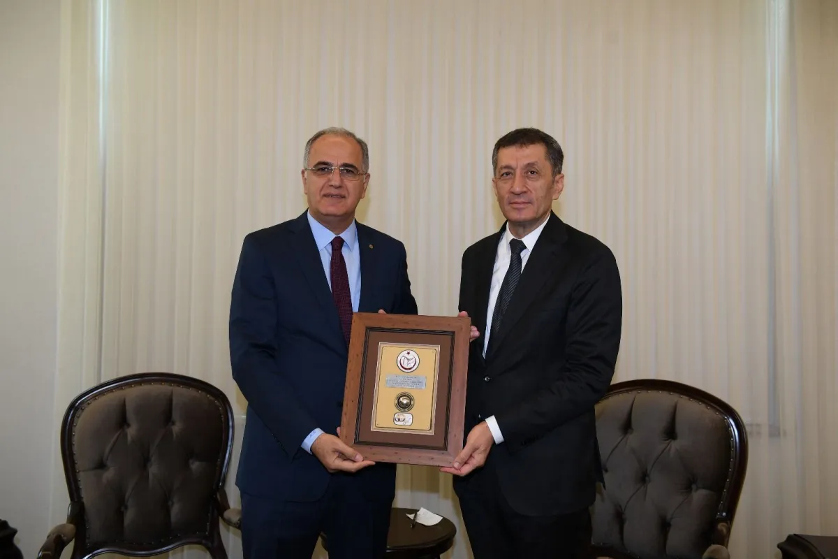 TVF Başkanı Mehmet Akif Üstündağ, Milli Eğitim Bakanı Ziya Selçuk’u makamında ziyaret etti.