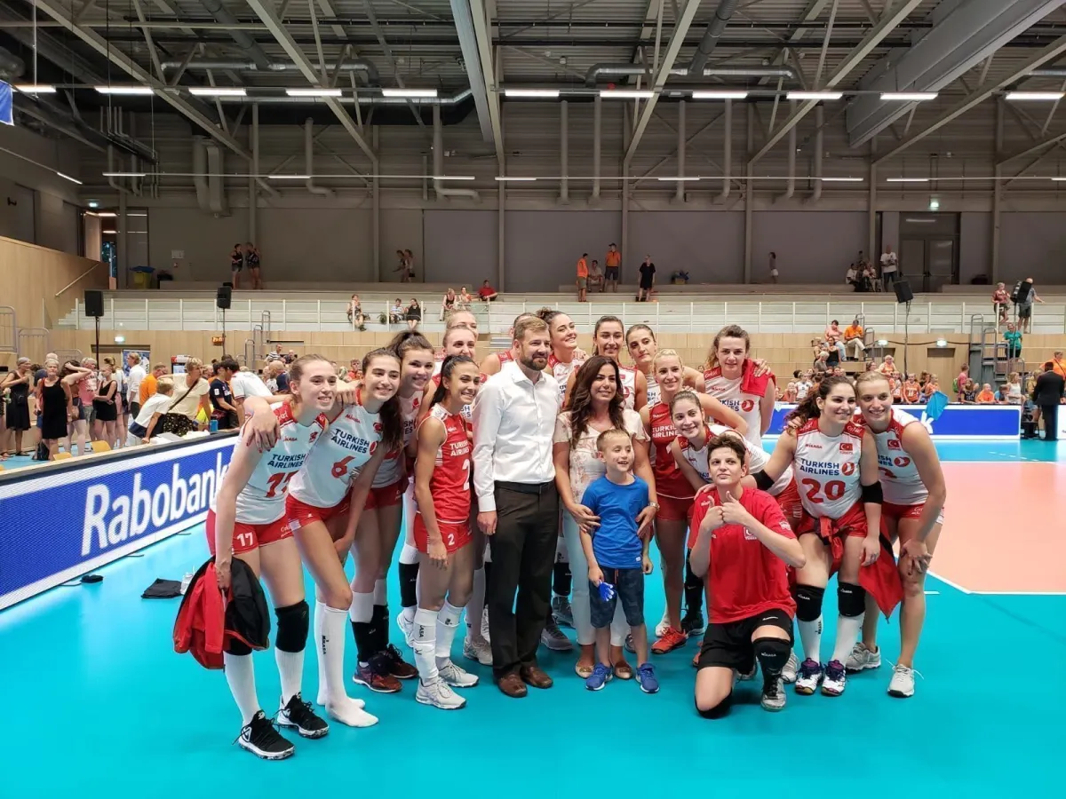 Hollanda'nın ev sahipliğinde düzenlenen Rabobank Super Series hazırlık turnuvasında Hollanda'ya 3-1 Yenildik