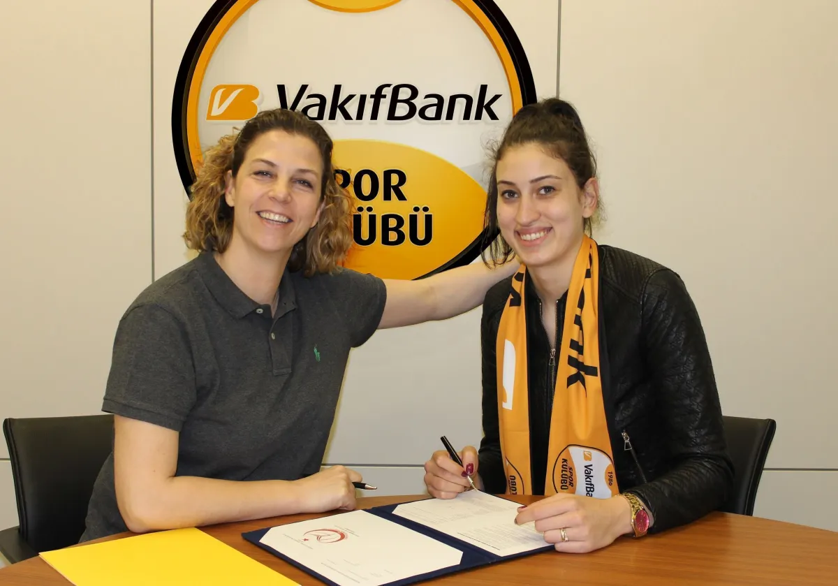 Vakıfbank'ta oynayan Milli Orta Oyuncu Kübra Akman ile Yeni Sezon İçin Sözleşme İmzalandı.