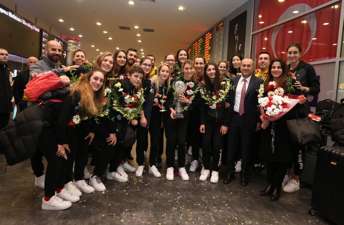 Dünya şampiyonu VakıfBank'a müthiş karşılama