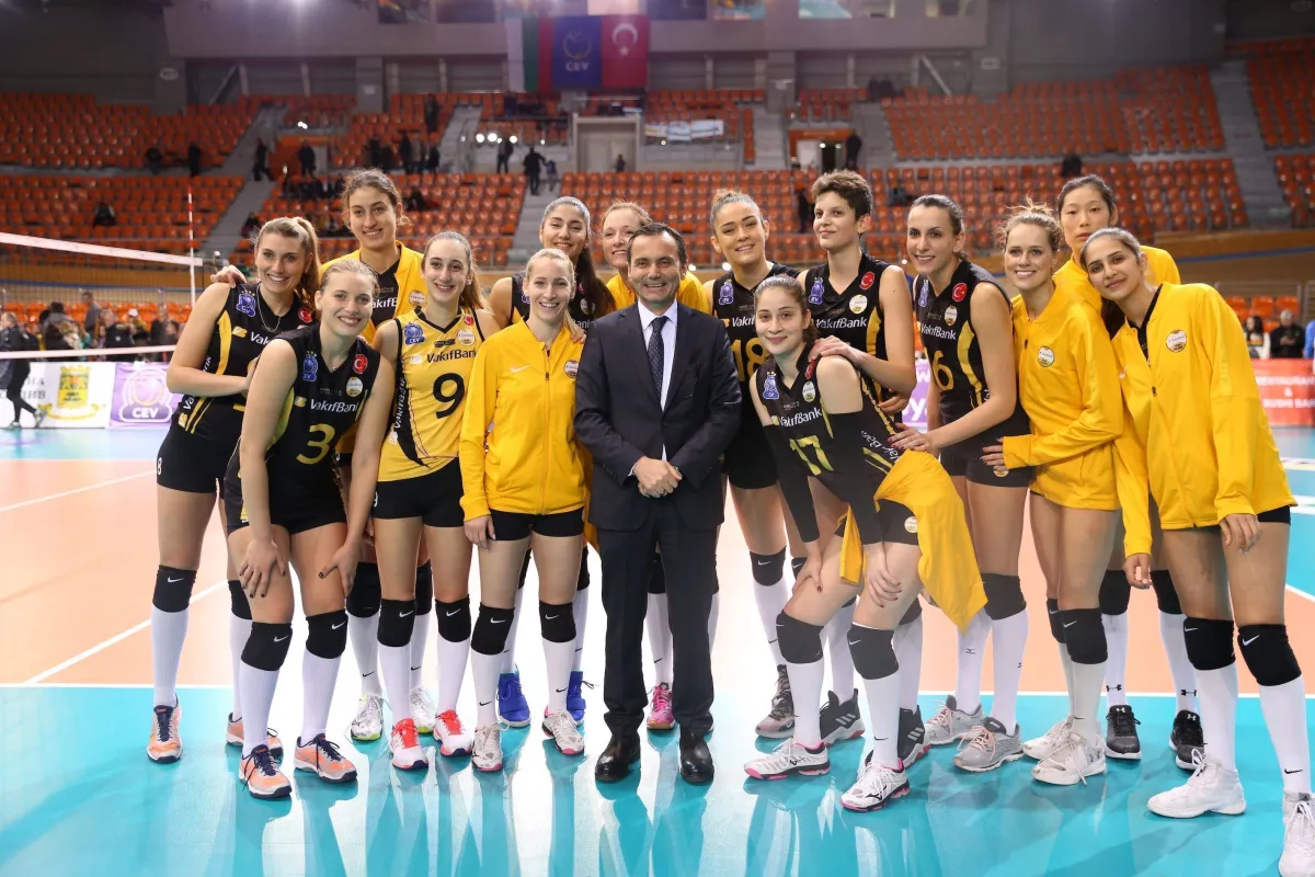 Vakıfbank'tan Şampiyonlar Ligi'nde 24. Galibiyet. Maritza Plovdiv'i deplasmanda 16-25, 16-25 ve 21-25'lik setlerle 3-0 mağlup etti.