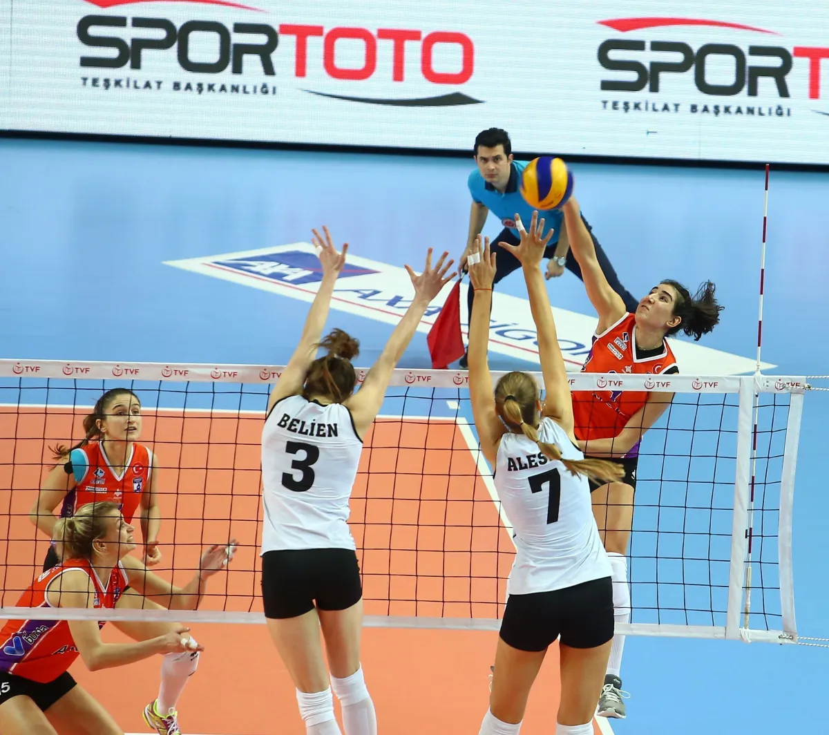AXA Sigorta Kupa Voley bayanlar kategorisi 1. etap rövanş karşılaşmalarının üçü tamamlandı. Beşiktaş Vakıfbank'ın Rakibi Oldu