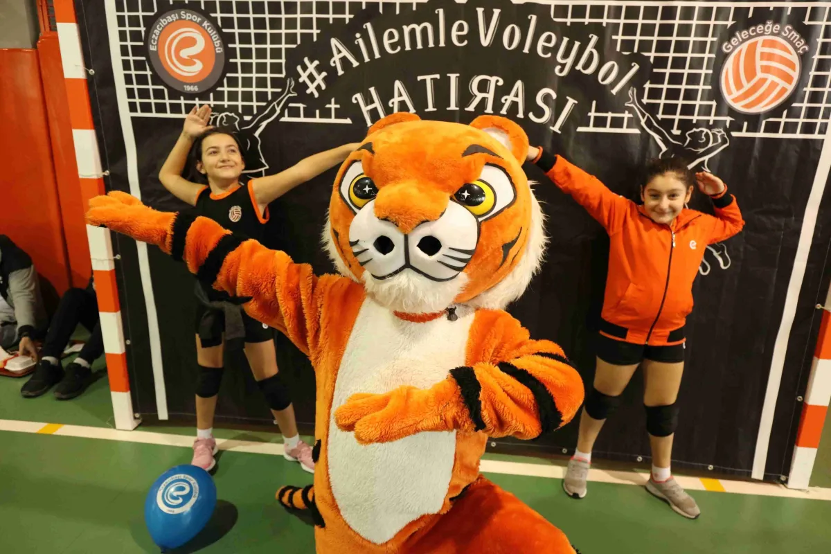 Çocuklar Aileleri ile Birlikte Voleybol Oynadılar