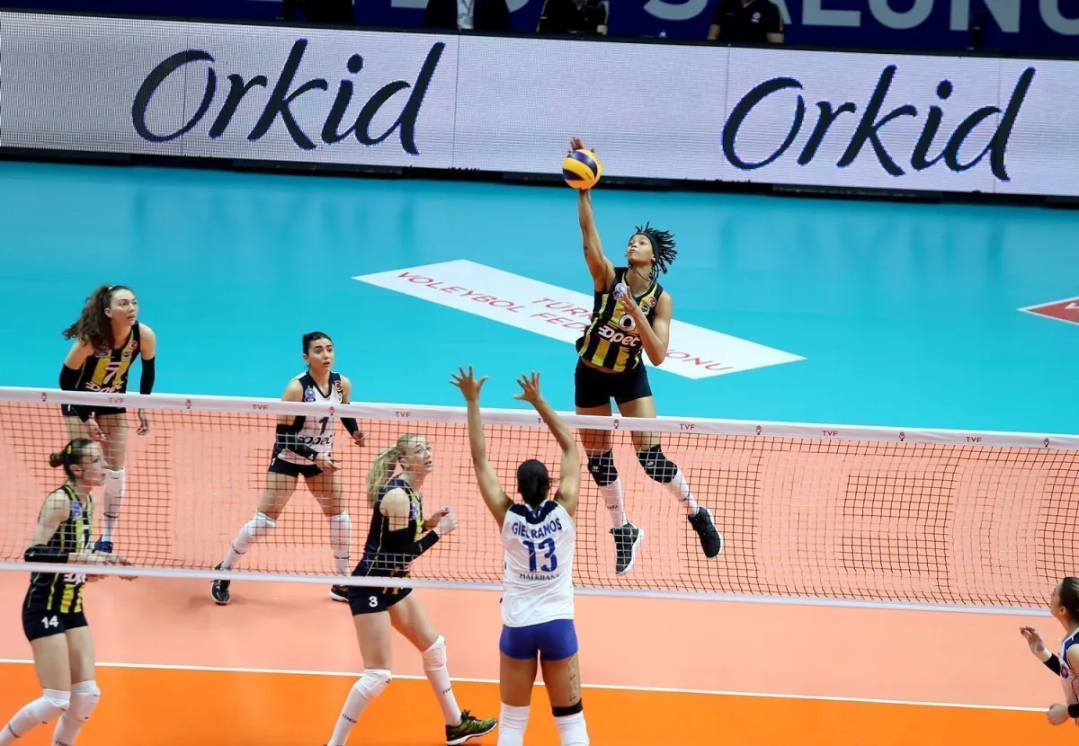 Sultanlar Ligi'nde Fenerbahçe Halkbank'ı, Eczacıbaşı VitrA Aydın BBSK'yı set vermeden Yendi. Eczacıbaşı VitrA ilk bölümü lider bitirdi.