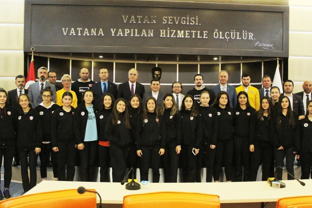 Türkiye Voleybol Federasyonu (TVF) ile Antalya Kepez Belediyesi ve Kepez Belediye Spor Kulübü arasında üçlü işbirliği protokolü imzalandı.