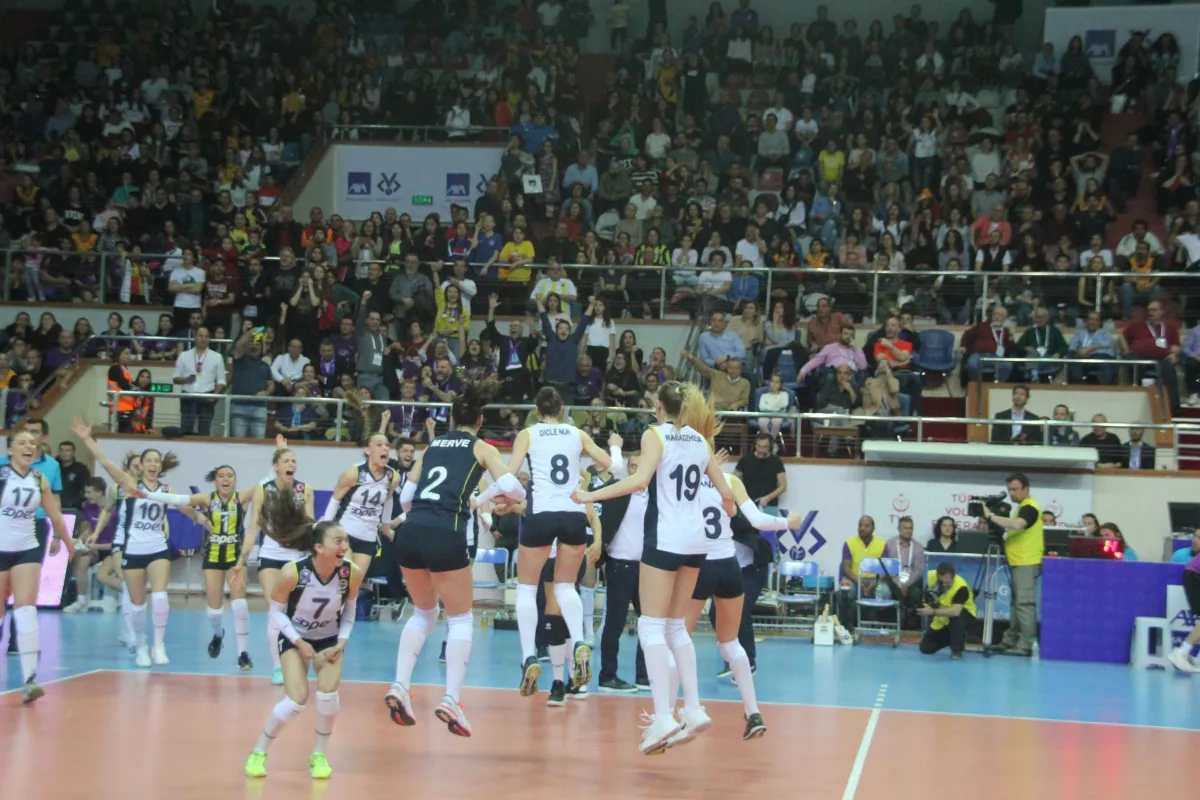 Fenerbahçe OPET, Axa Sigorta Kupa Voley'de Vakıfbank'ı 3-2 Yenerek Finalist Oldu
