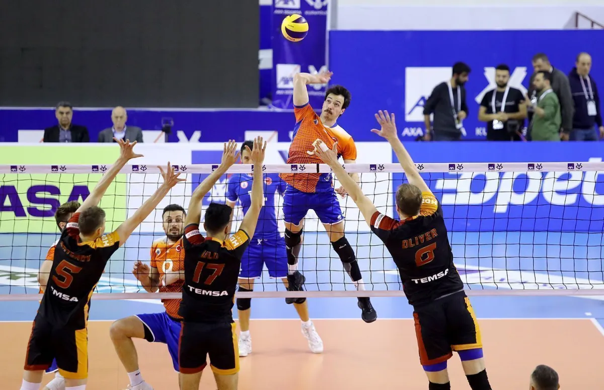Galatasaray Erkek Voleybol Takımı, TVF Efeler Ligi Play-off Çeyrek Final ilk maçında İstanbul BBSK’yı 3-0 mağlup etti.