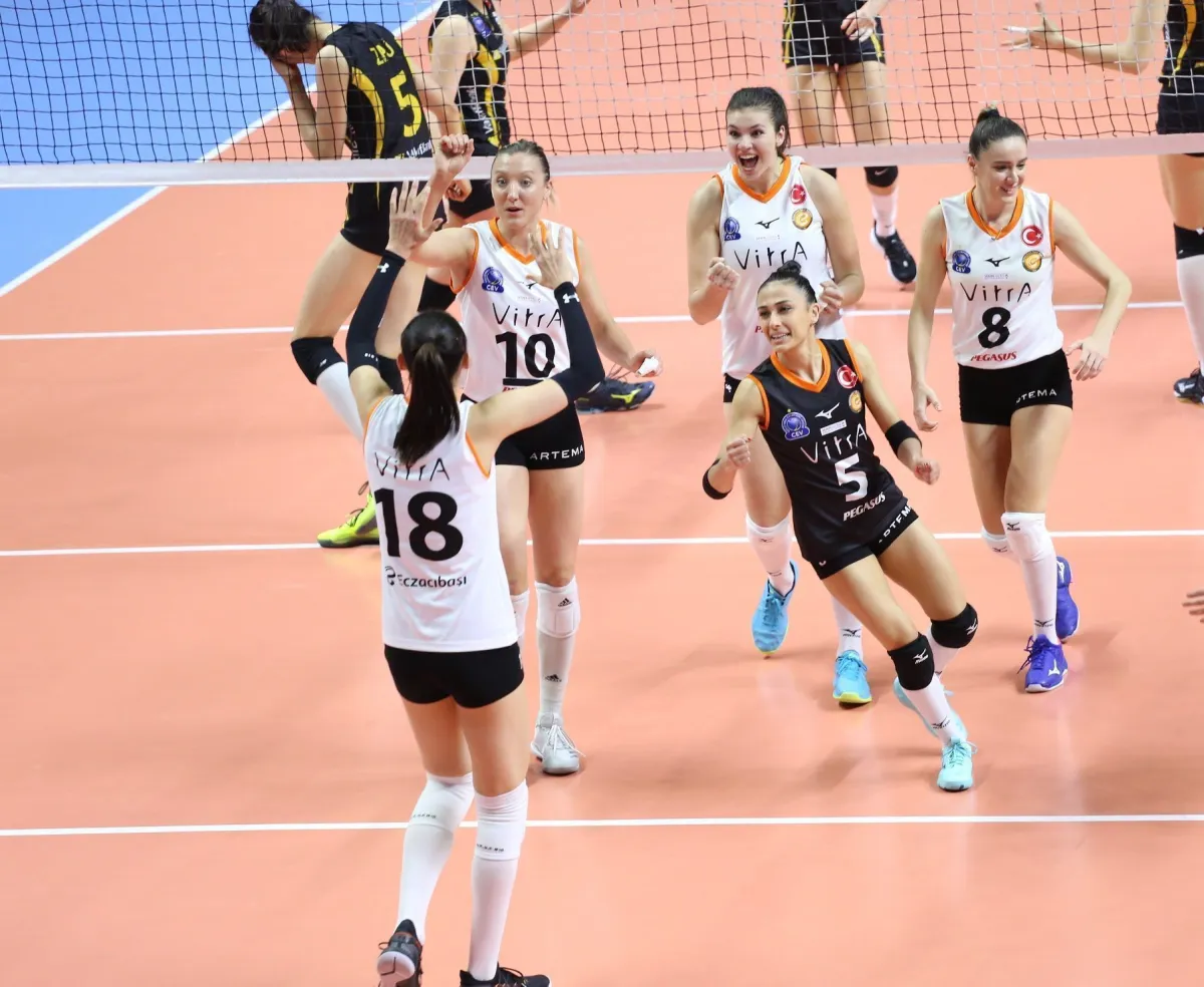 Eczacıbaşı VitrA Vakıfbank'ı 3-2 Yendi Seriyi Eşitledi: 2-2