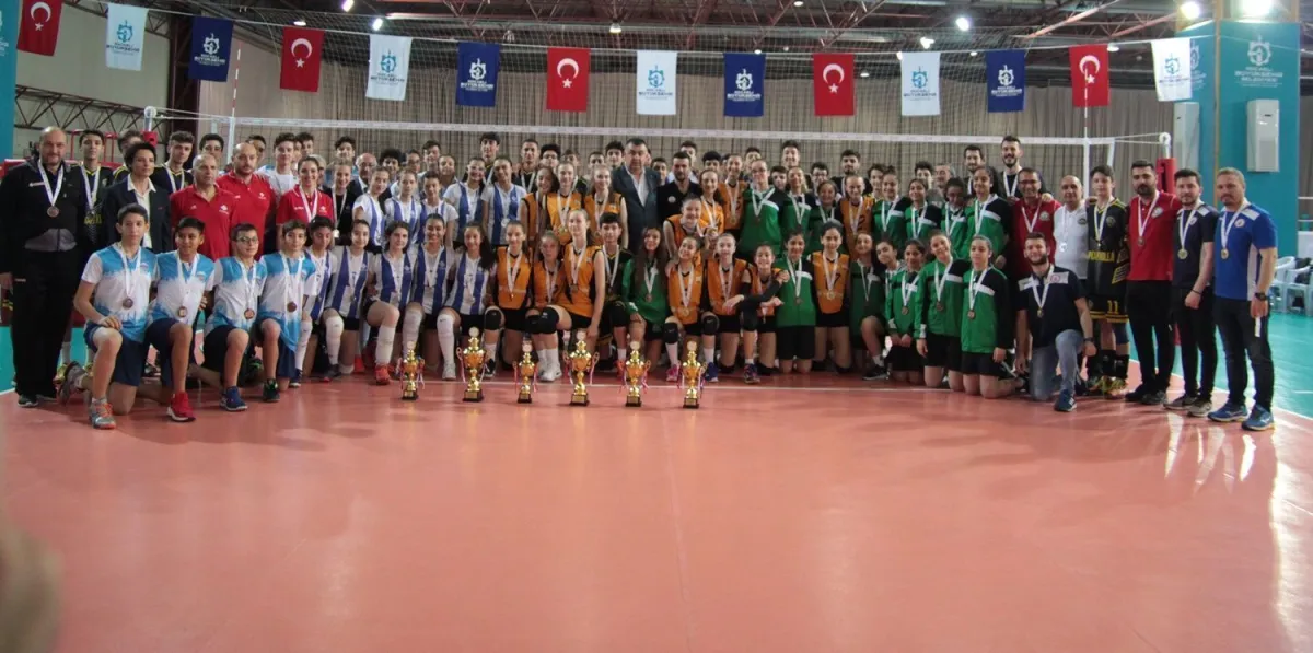 2019 Midiler Kategorsii'nde Vakıfbank kızlarda İstanbul BBSK erkeklerde Şampiyon