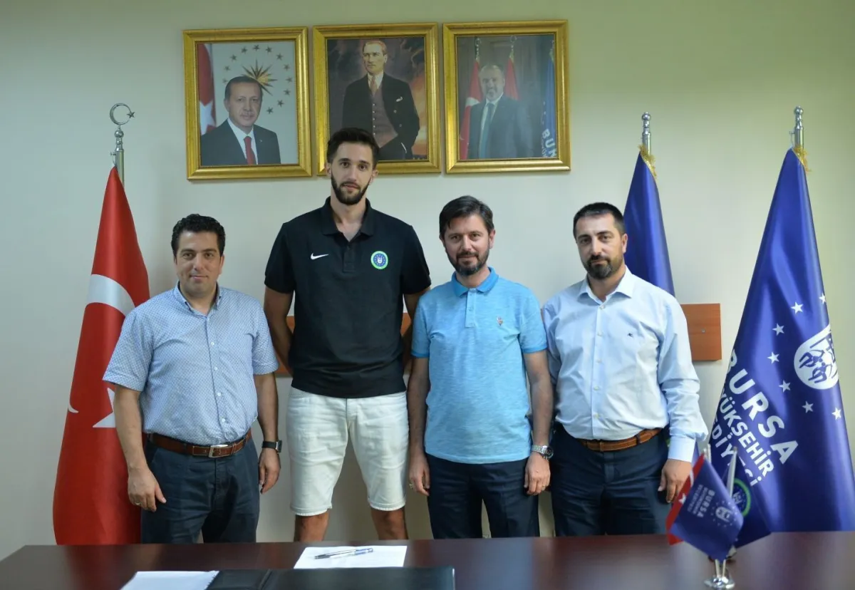 Bursa BBSK Furkan Dur ile yeniden sözleşme imzaladı.