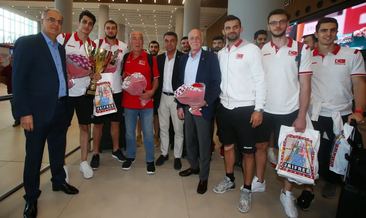Avrupa Şampiyonları Efeler Çiçeklerle Karşılandı