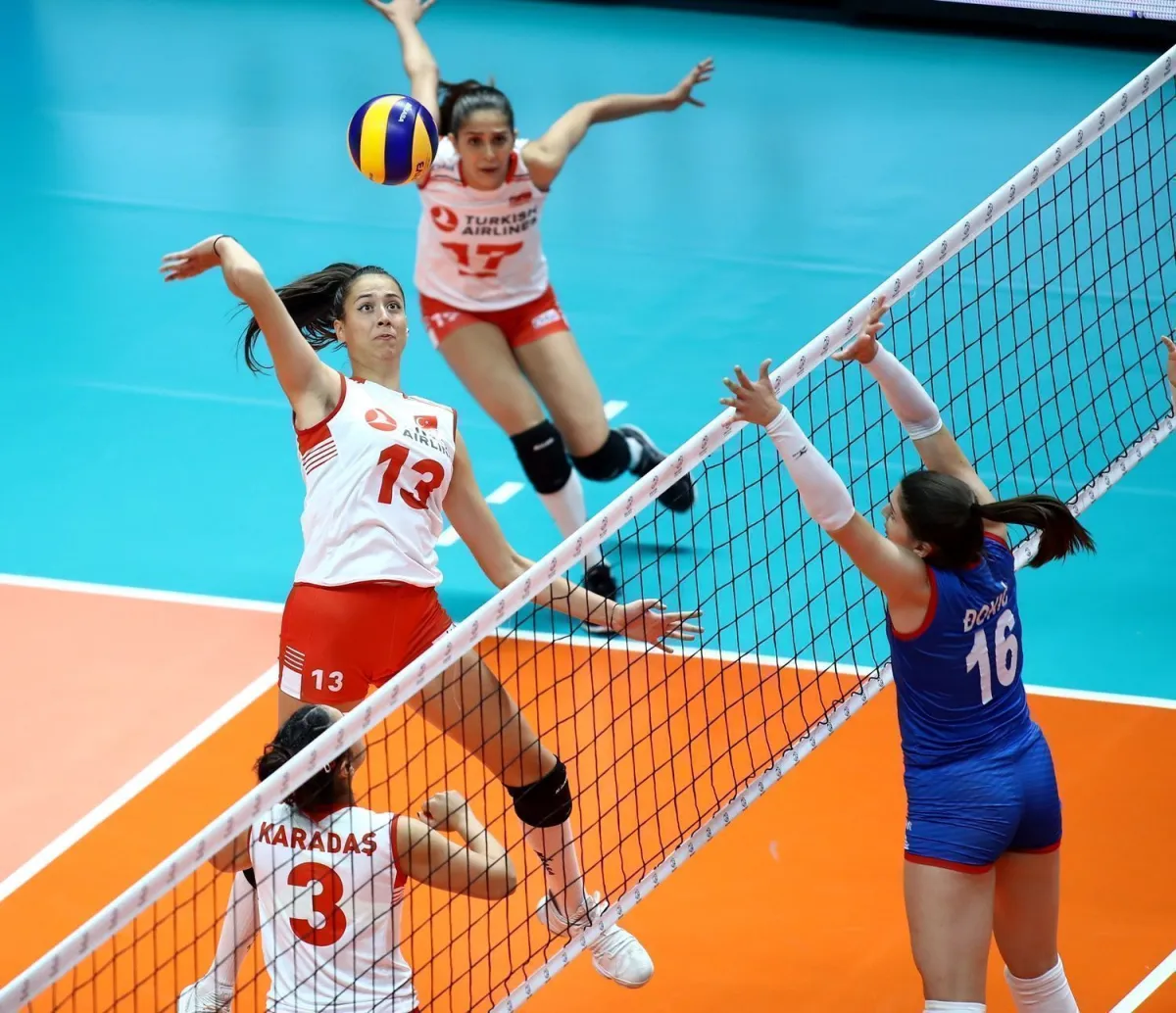 Sırbistan'ı 3-2 (17-25, 21-25, 25-20, 25-22, 15-10) Yenen U19 Genç KIz Millilerimiz, Balkan Şampiyonu oldu.