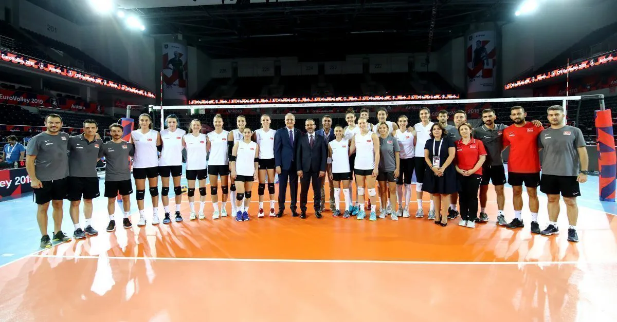 Bakan Kasapoğlu, Kadınlar Voleybol Avrupa Şampiyonası öncesi A Milli TakımınıZiyaret Etti