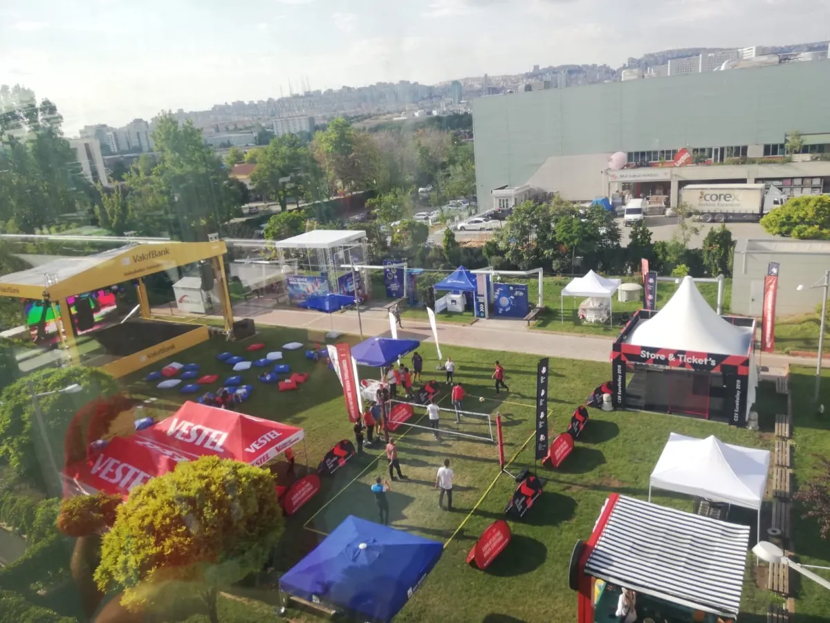 Üstündağ ve Voleybolculardan ANKAmall AVM’de kurulan taraftar eğlence alanını ziyaret