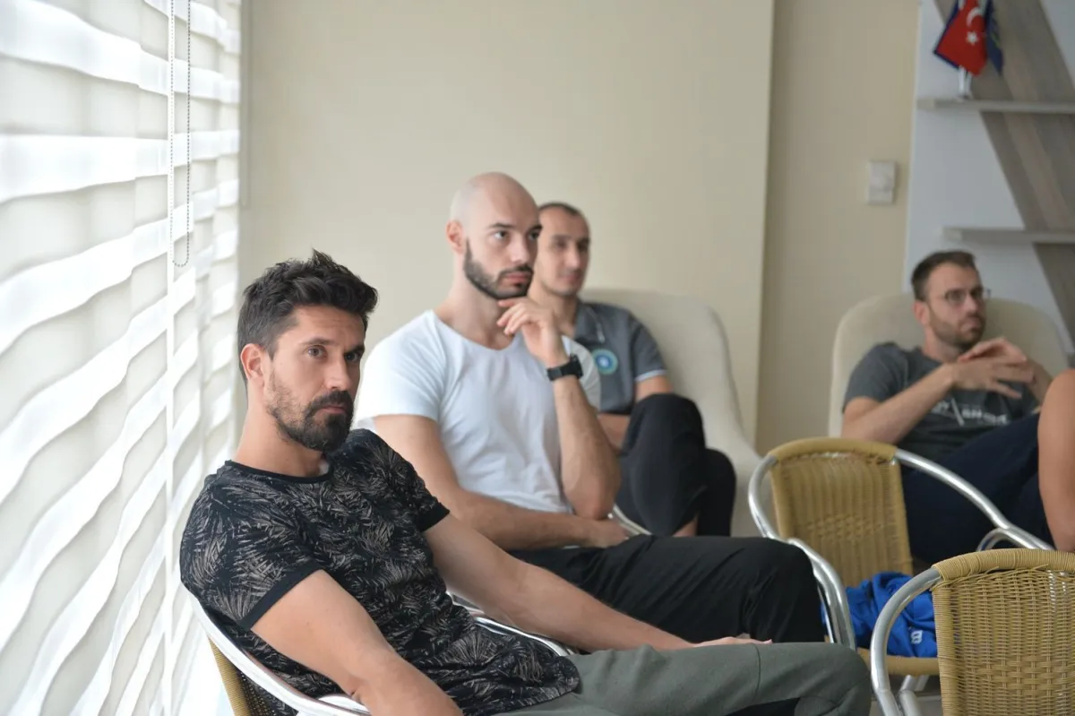 Bursa BBSK Voleybol takımı, GDS’de yapılan değişiklikler ve yeni oyun kuralları hakkında bilgilendirildi.