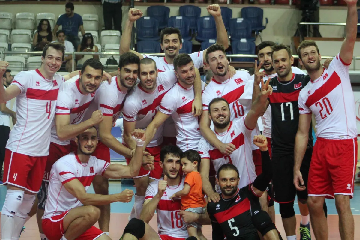 FIVB Erkekler  Voleybol Dünya Ligi A Grubu Maçlarının İkinci Gününde Türkiye, Slovakya'yı 3-0 yenerek ikide iki yaptı ve yarın iki galibiyetli Hollanda ile karşılaşacak.