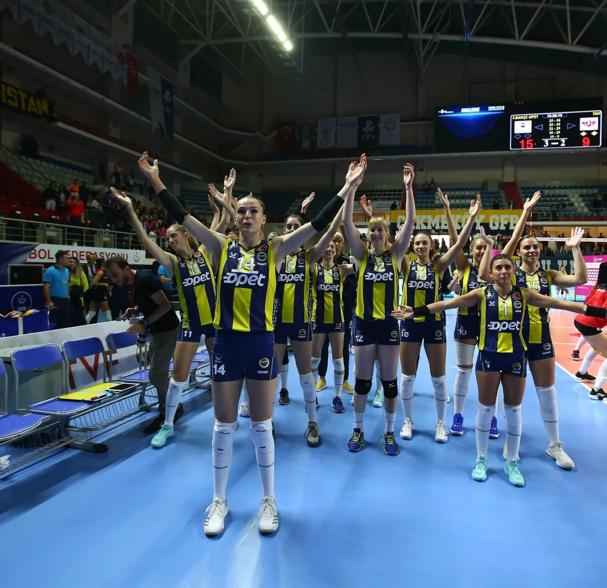 Fenerbahçe OPET THY'yi 3-2 Yendi ve Lige Galibiyetle Başladı