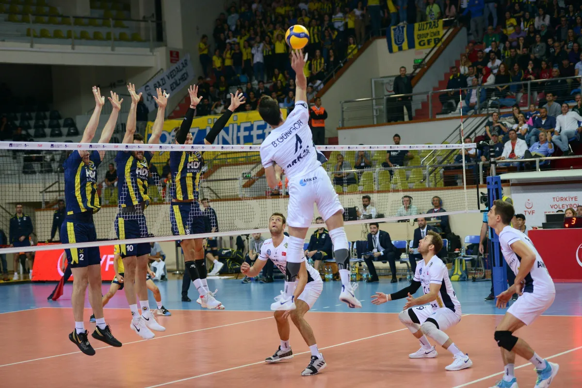 Fenerbahçe OPET Arkas'ı İzmir'de 3-0 Yenerek 3 Puanı Aldı
