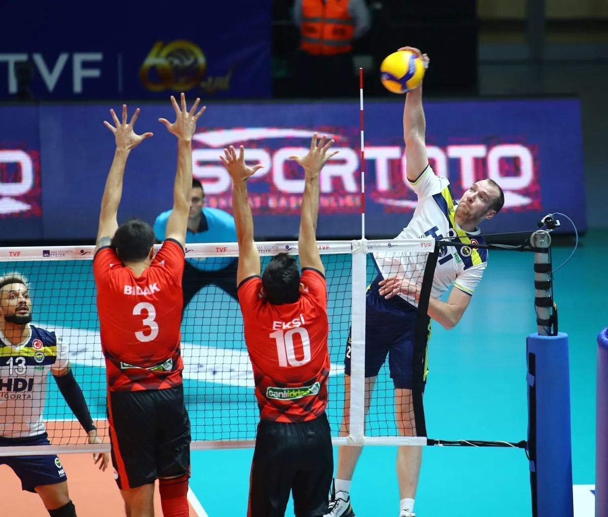 Axa Sigorta Efeler Ligi 7. Haftada Ziraat bankası, Galatasaray HDI Sigorta'yı set vermeden 3-0 Yenerek Çok önemli 3 Puan kazandı.