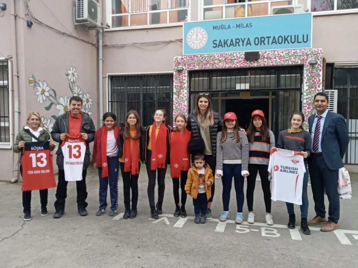 THY’Lİ BÜŞRA’DAN ANLAMLI JEST