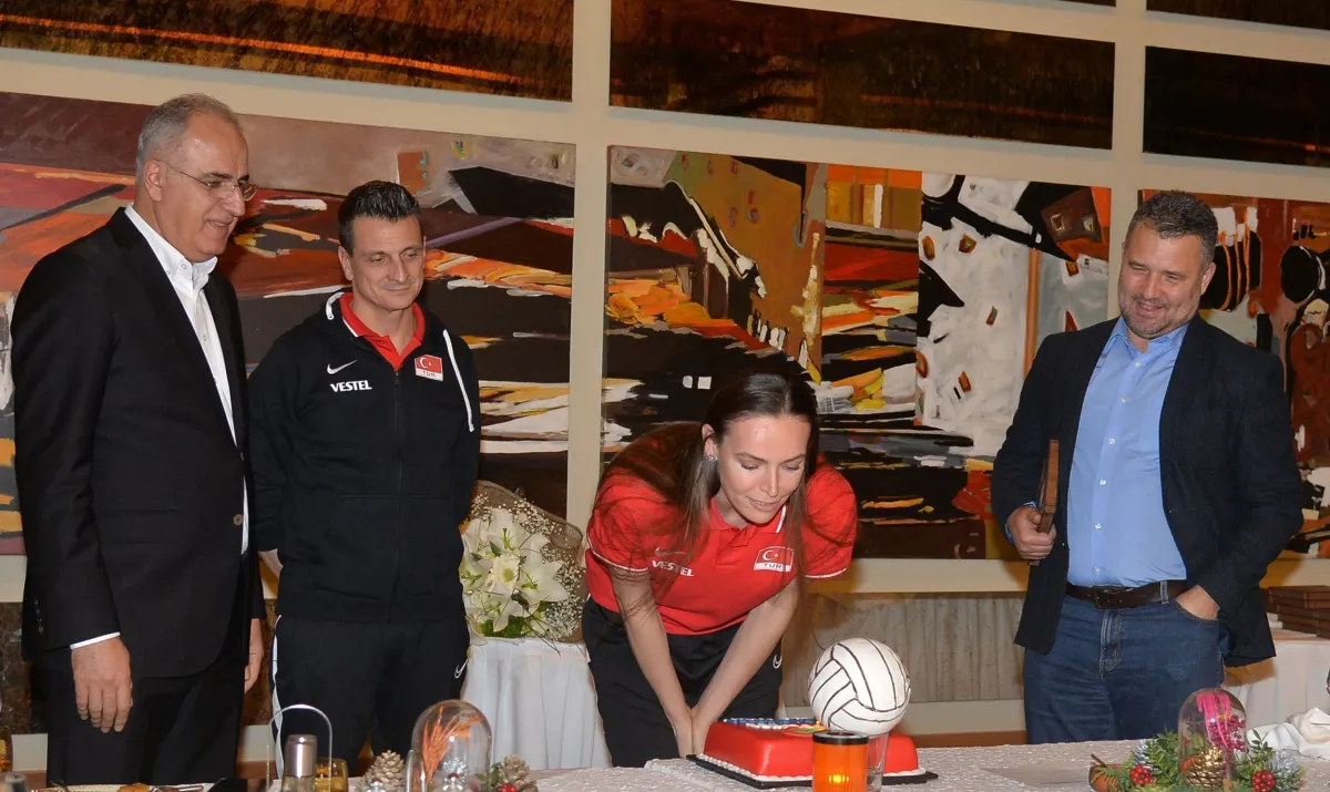 A Milli Kadın Voleybol Takımına AXA Sigorta tarafından organize edilen moral yemeği