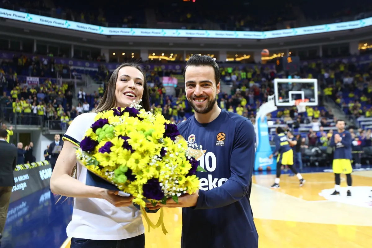 Eda Erdem'e Fenerbahçe Beko takımından çiçek taraftarlardan Alkış
