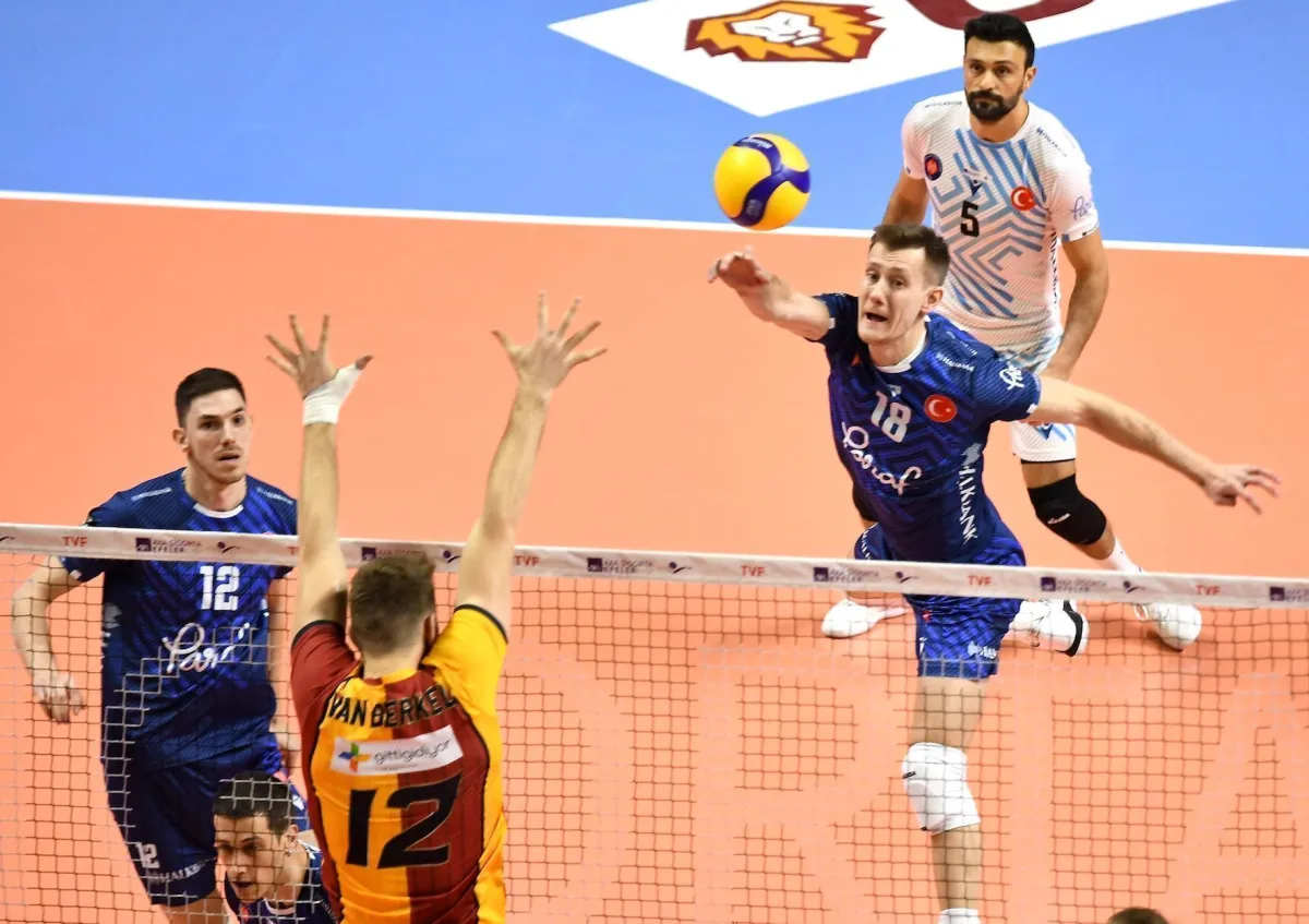 2-0 Öne Geçen Halkbank arkasını getiremedi ve Galatasaray HDI Sigorta'ya 3-2 Yenildi